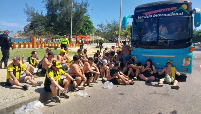  Mais de 200 torcedores do Peñarol são presos por confusão no Rio 